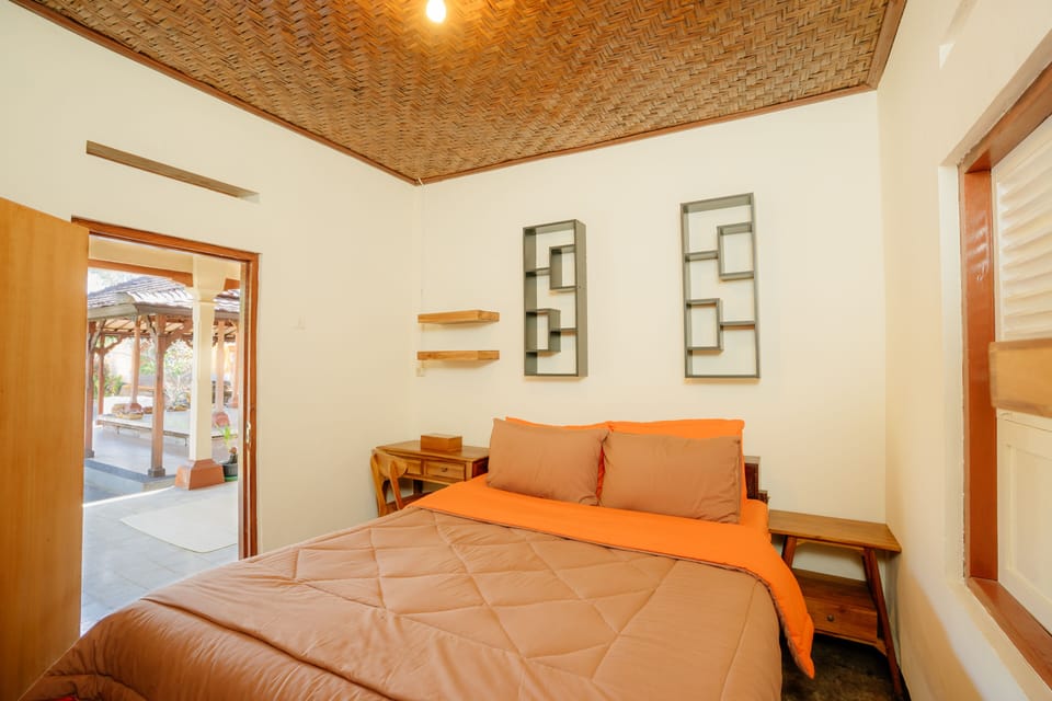Superior Double Room | Desk, bed sheets