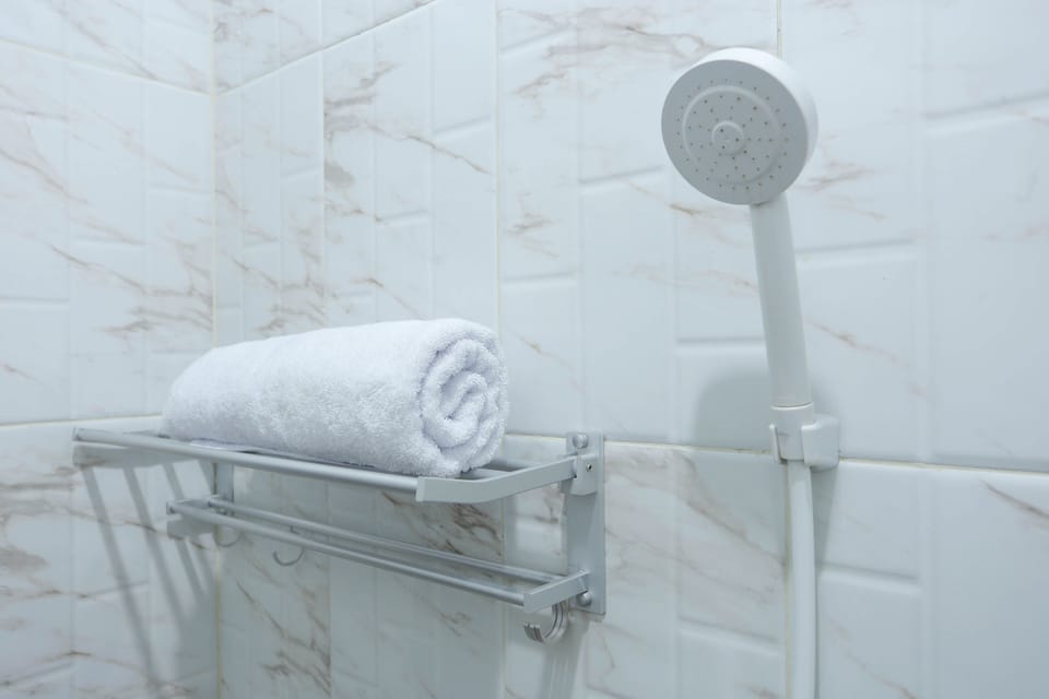 Deluxe Double Room | Bathroom shower