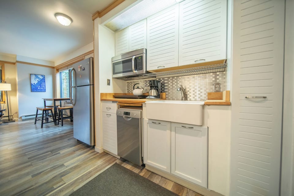 Kitchenette with a dishwasher