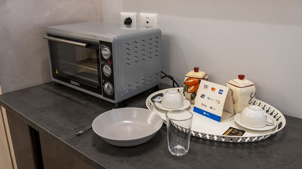 Deluxe Double Room, Private Bathroom, City View (Corso Ettore Padovano) | Microwave