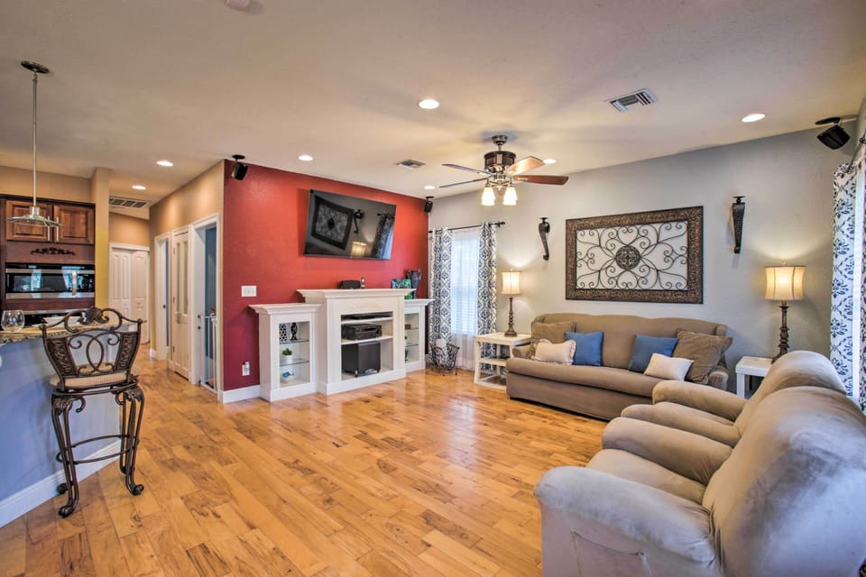 Living Room | Free WiFi | Smart TV