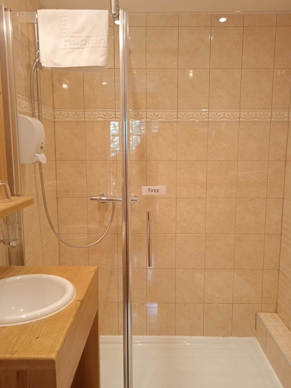 Double Room | Bathroom | Hair dryer, towels, soap, shampoo