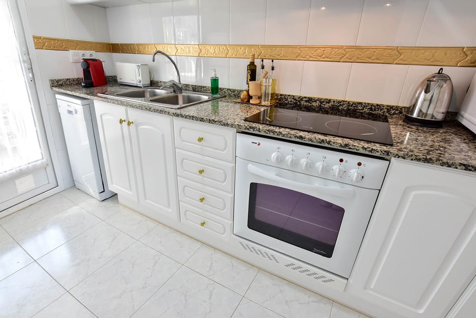 Kitchen: dishwasher, toaster, coffee capsule machine, kettle, electric oven& hob