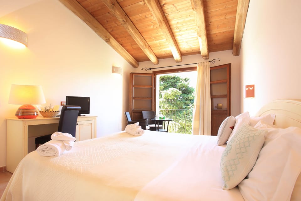Deluxe Double Room, Garden View | 1 bedroom, Egyptian cotton sheets, down comforters, minibar