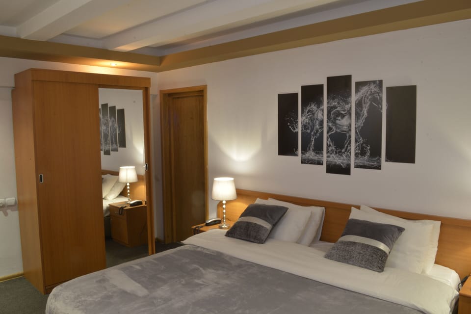 Comfort Room, 1 King Bed, Mountain View (no.7) | Free minibar items, individually decorated, individually furnished, desk