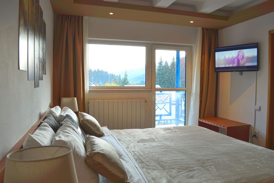 Double Room, 1 King Bed, Mountain View (no.8) | Free minibar items, individually decorated, individually furnished, desk