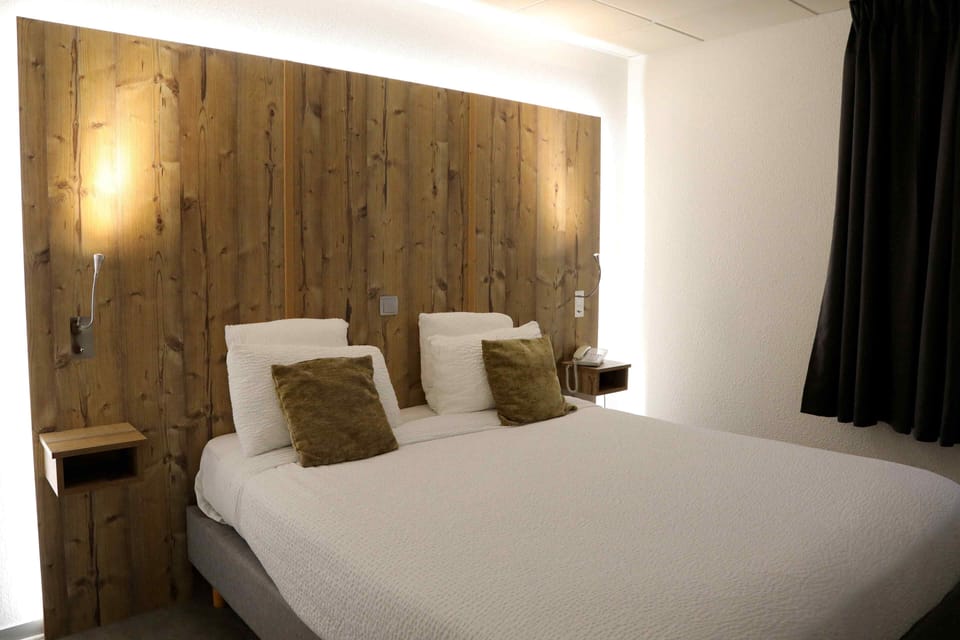 Minibar, desk, laptop workspace, blackout drapes