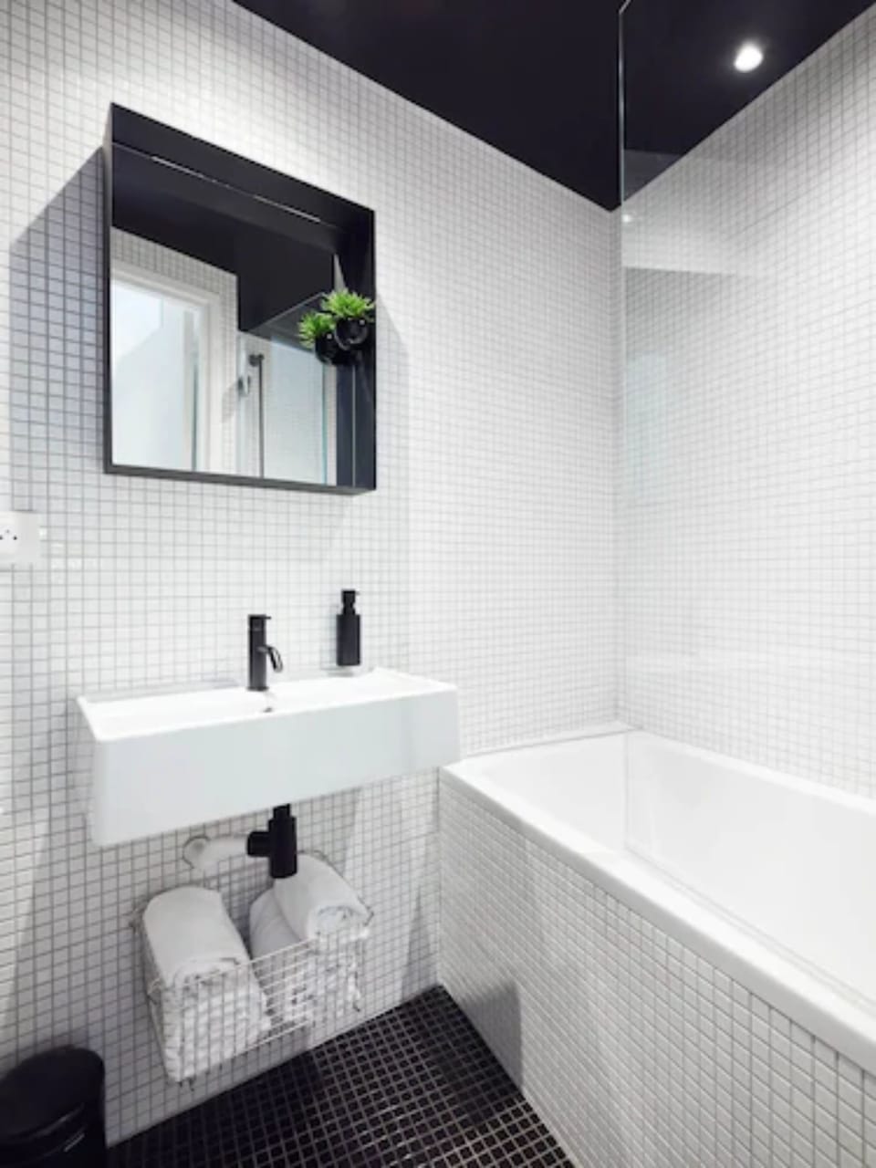 Standard Twin Room | Bathroom | Hair dryer, towels, soap, shampoo