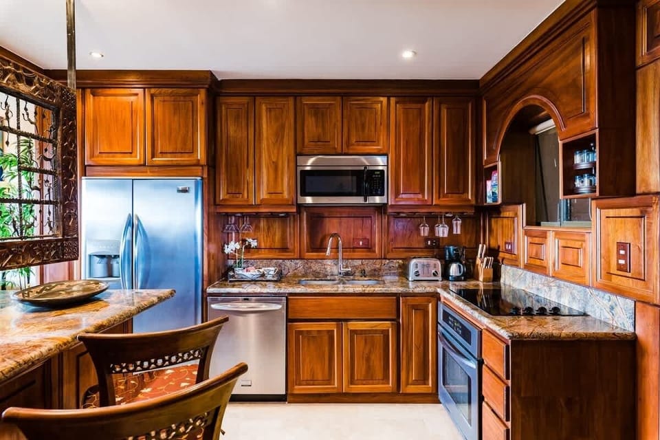 Gourmet chef's kitchen, fully stocked