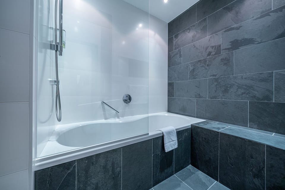 Junior Suite | Bathroom | Hair dryer, bathrobes, slippers, towels