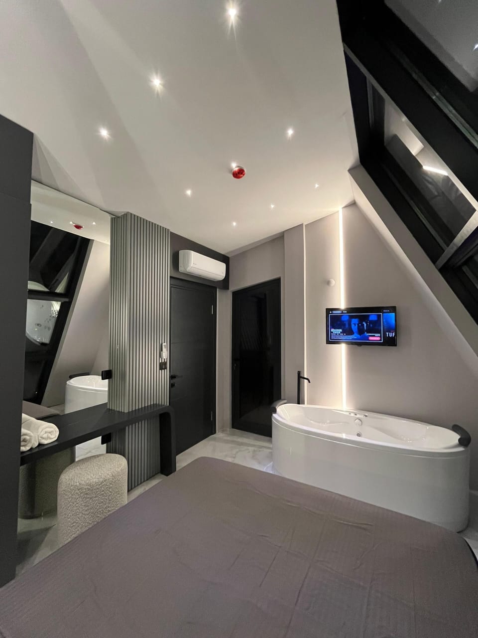 Hypo-allergenic bedding, minibar, free WiFi, bed sheets
