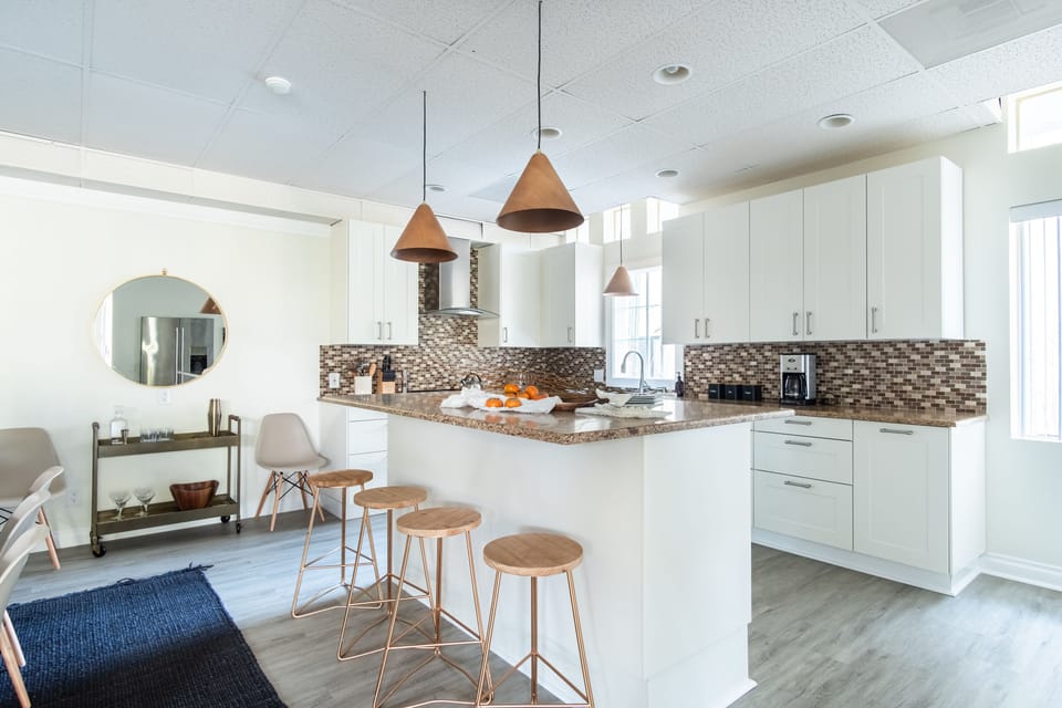 The kitchen features a breakfast bar.