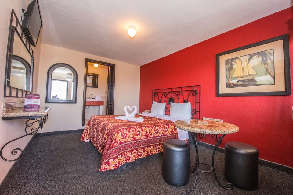 Traditional Room, 1 Queen Bed | Premium bedding, pillowtop beds, individually decorated