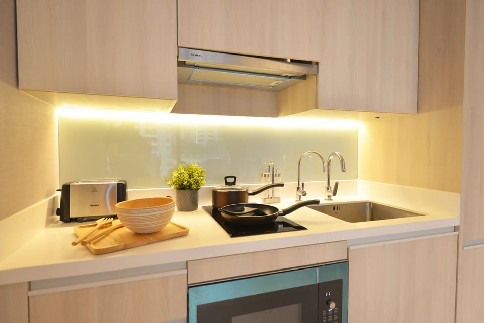 Full-size fridge, microwave, stovetop, electric kettle