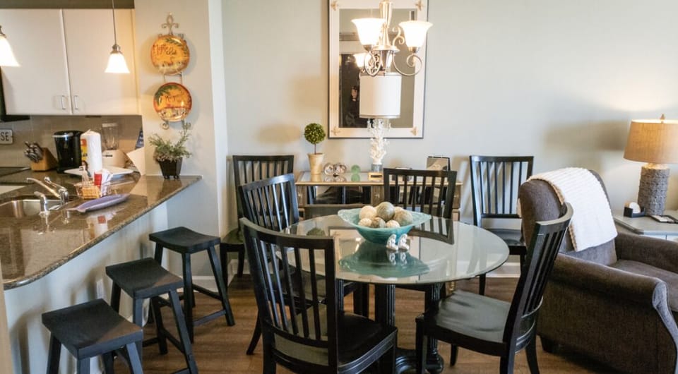 Dining area and bar 