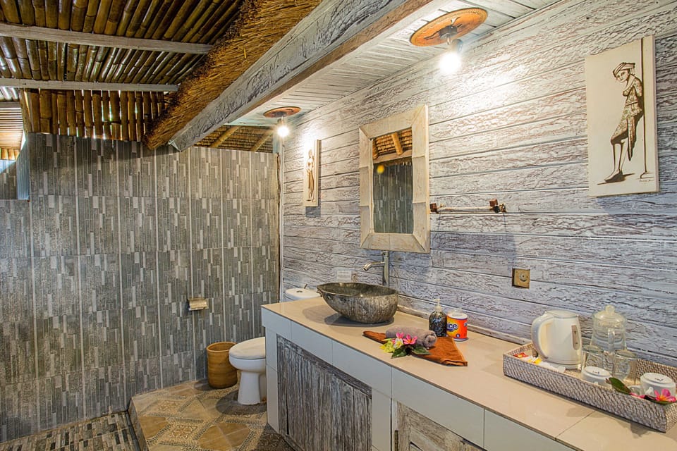 Deluxe Interconnecting Room | Bathroom | Shower, towels, soap, shampoo