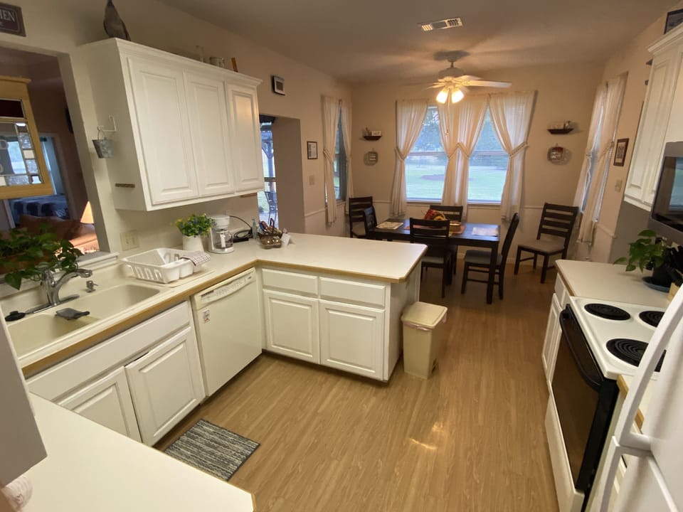 Kitchen and Breakfast area