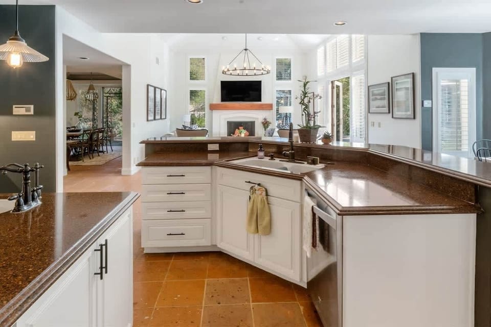 Kitchen open to famliy room