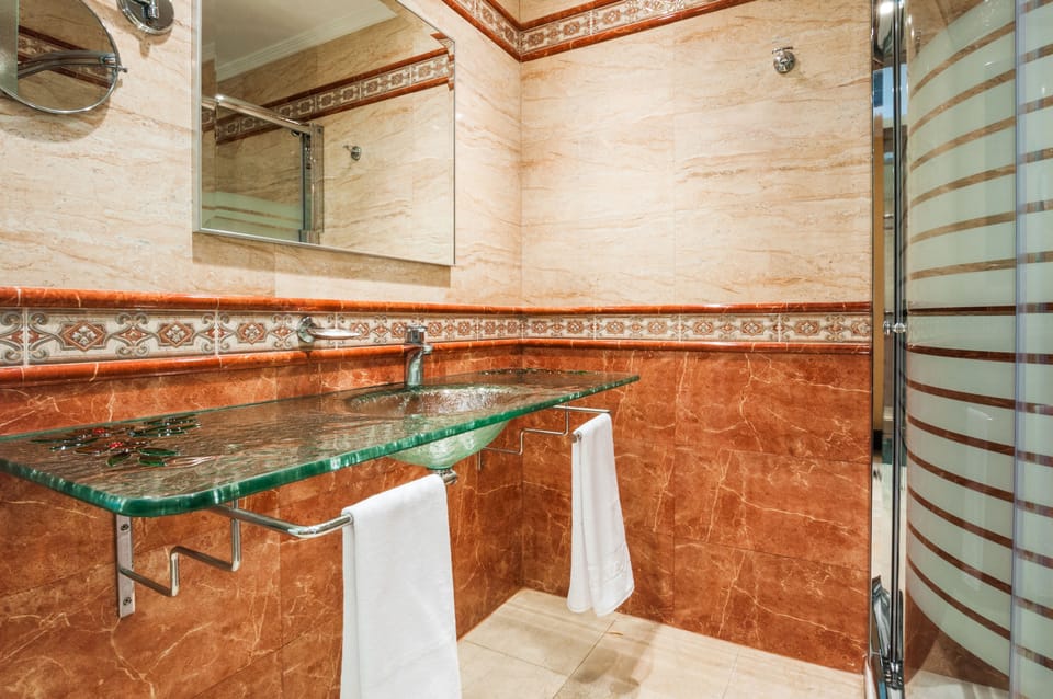 Standard Double Room, Non Smoking | Bathroom | Shower, free toiletries, hair dryer, bidet