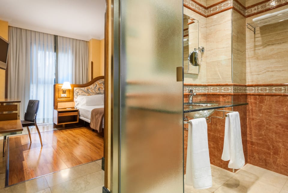 Standard Single Room, Non Smoking | Bathroom | Shower, free toiletries, hair dryer, bidet