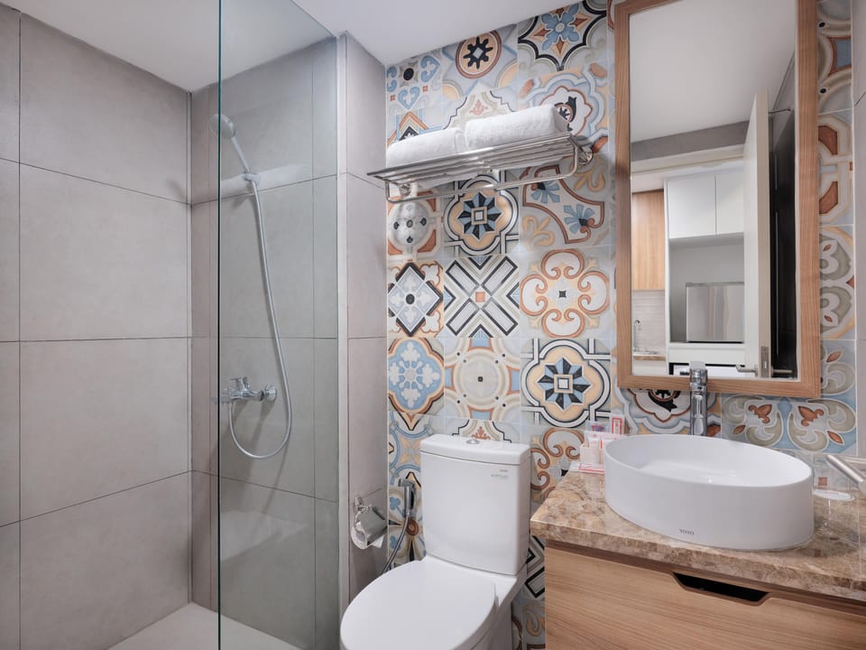 Shower, hair dryer, slippers, bidet
