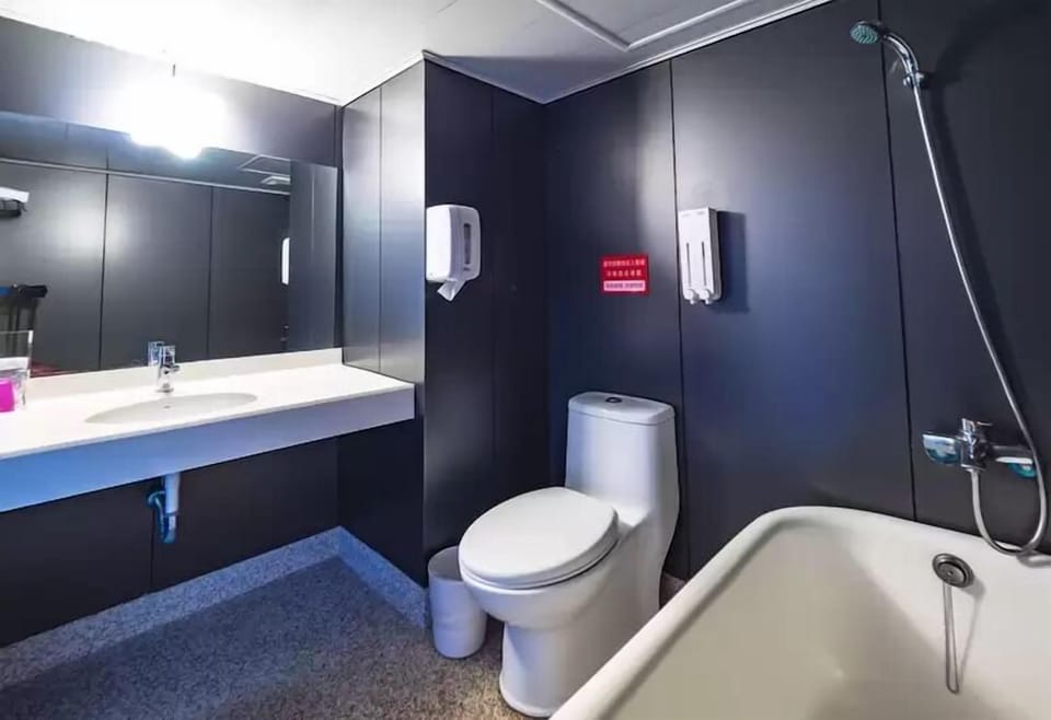 Business Double or Twin Room, 2 Twin Beds | Bathroom | Combined shower/tub, free toiletries, hair dryer, slippers