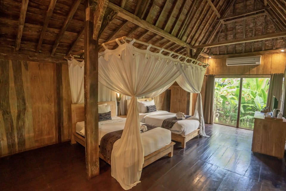 Wooden Joglo Twin Villa | Minibar, free WiFi