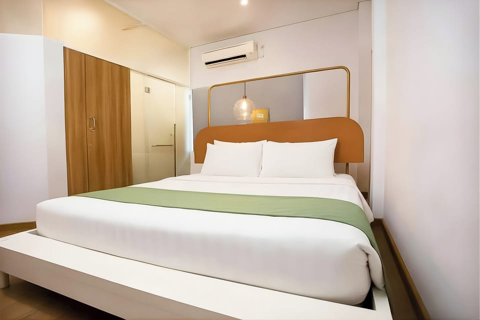 Suite Room | Desk, laptop workspace, soundproofing, iron/ironing board