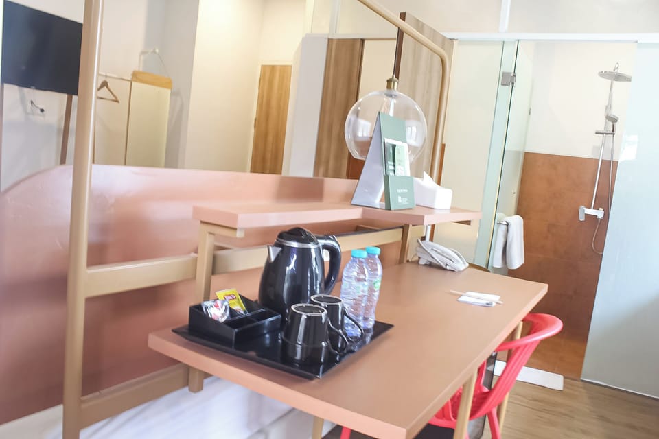 Suite Room | Desk, laptop workspace, soundproofing, iron/ironing board