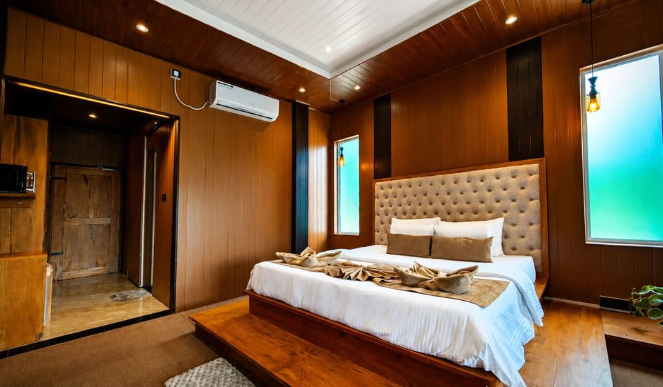 Premium bedding, in-room safe, individually decorated
