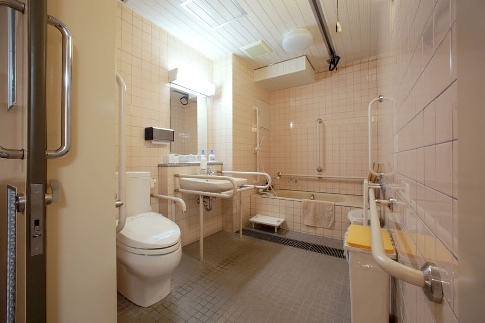 Twin Room, Smoking | Bathroom | Free toiletries, hair dryer, slippers, bidet