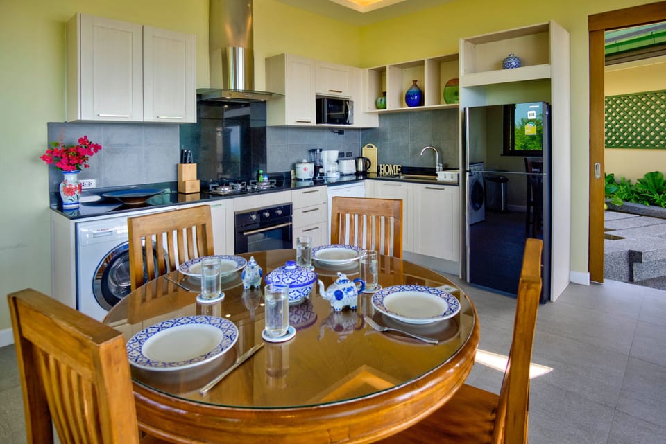 Beautiful fully fitted Kitchen with all crockery and utensils