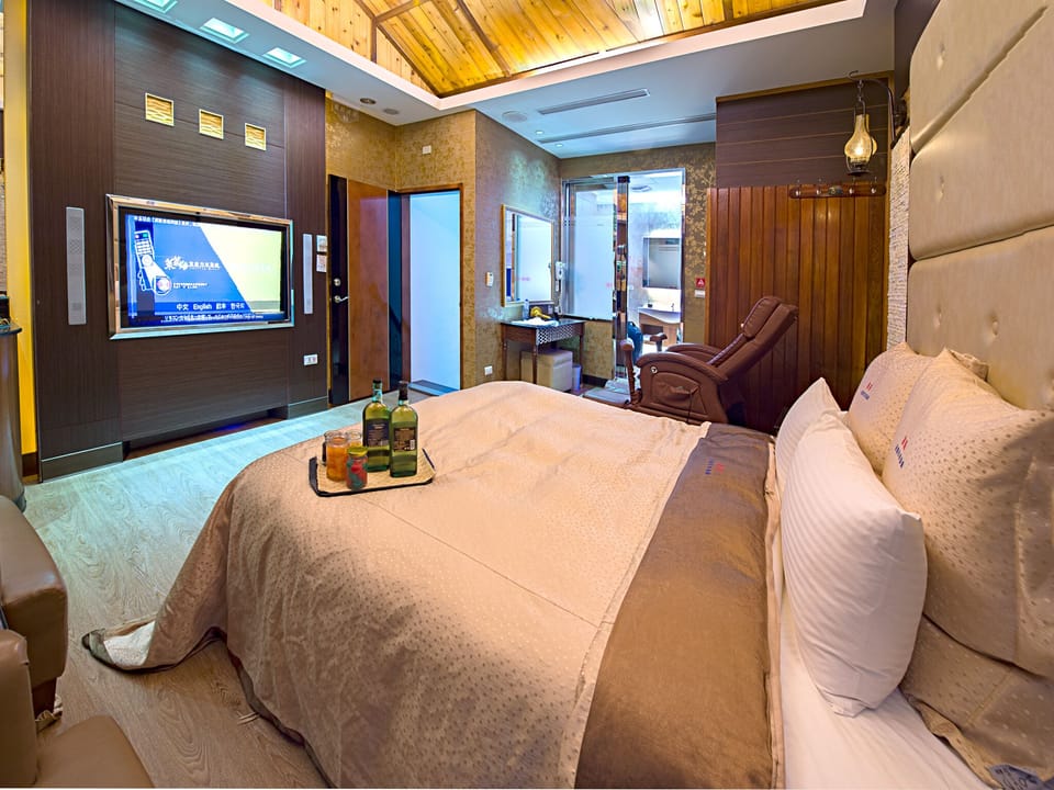 Deluxe Double Room | Minibar, desk, blackout drapes, soundproofing