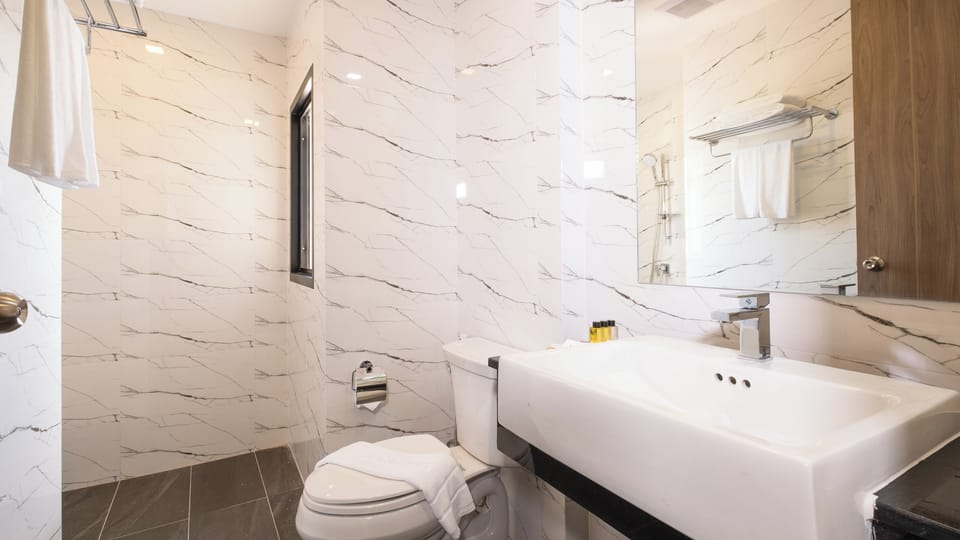 Superior Premier Room | Bathroom | Shower, free toiletries, hair dryer, towels