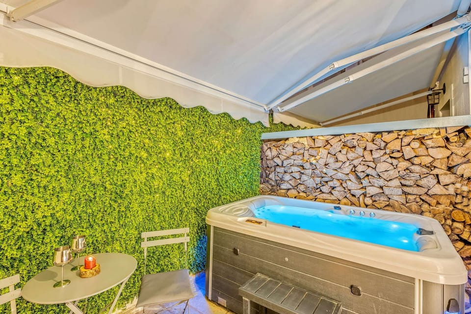 Indoor spa tub