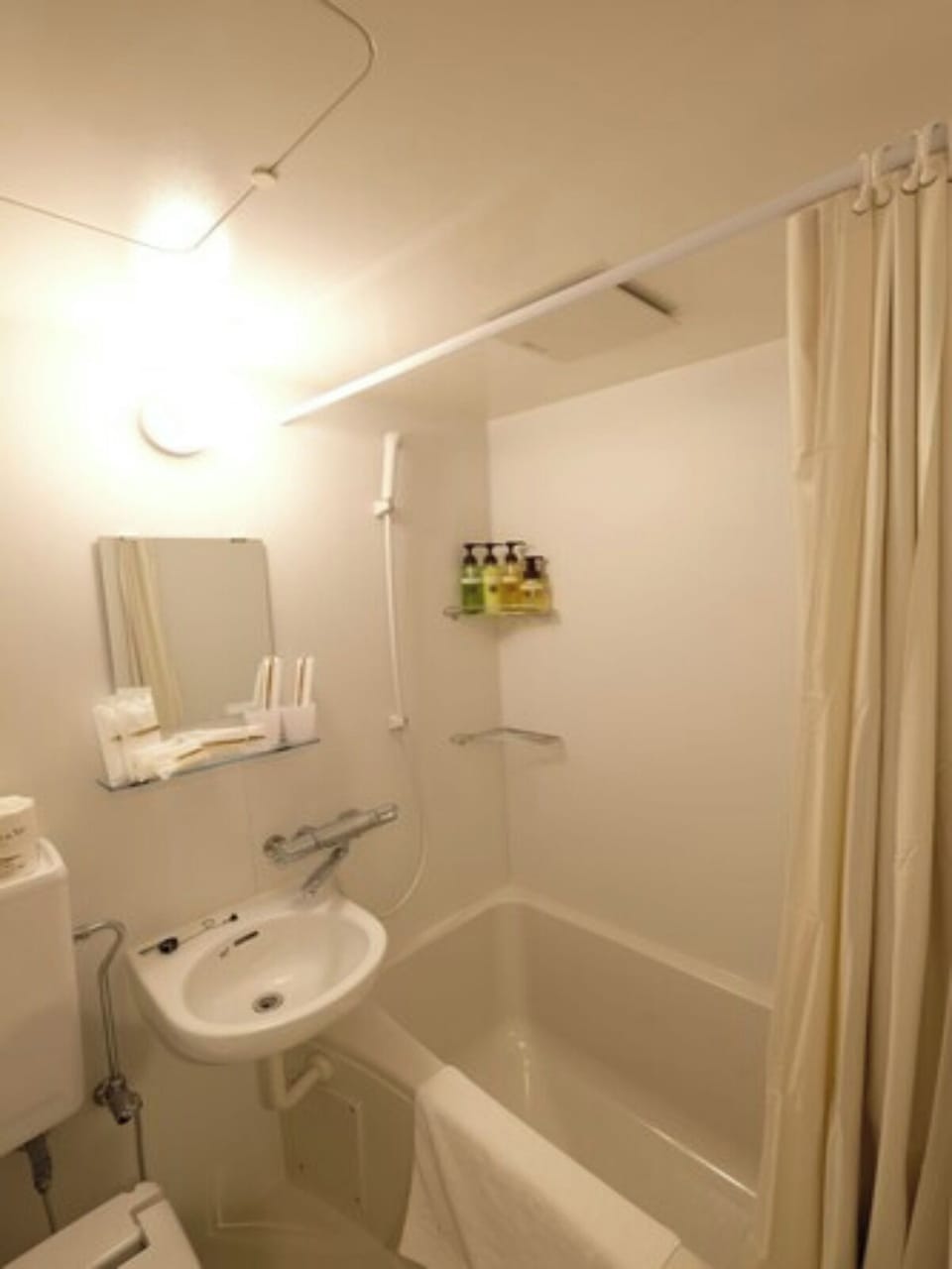 Combined shower/tub, free toiletries, hair dryer, slippers