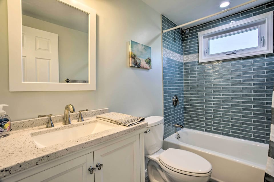 Full Bathroom | Towels Provided