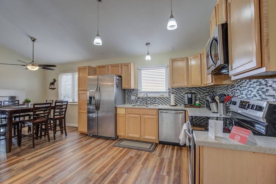 House (4 Bedrooms) | Private kitchen | Full-size fridge, oven, toaster, freezer