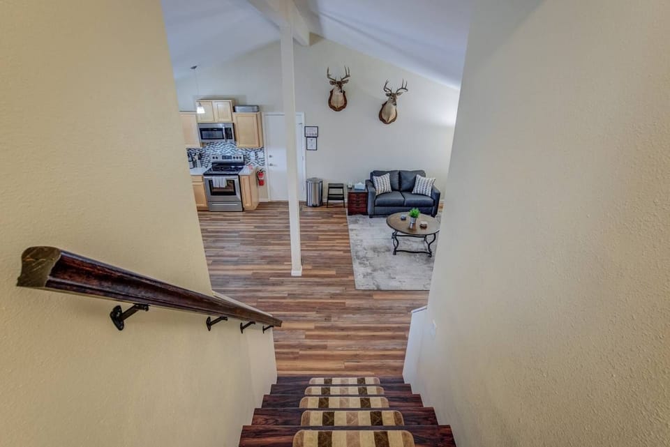 House (4 Bedrooms) | Living room | Smart TV, fireplace