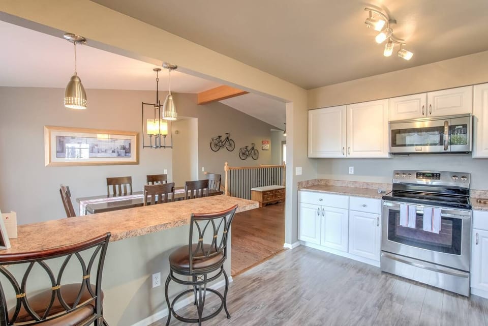 House (3 Bedrooms) | Private kitchen | Full-size fridge, oven, coffee/tea maker, toaster