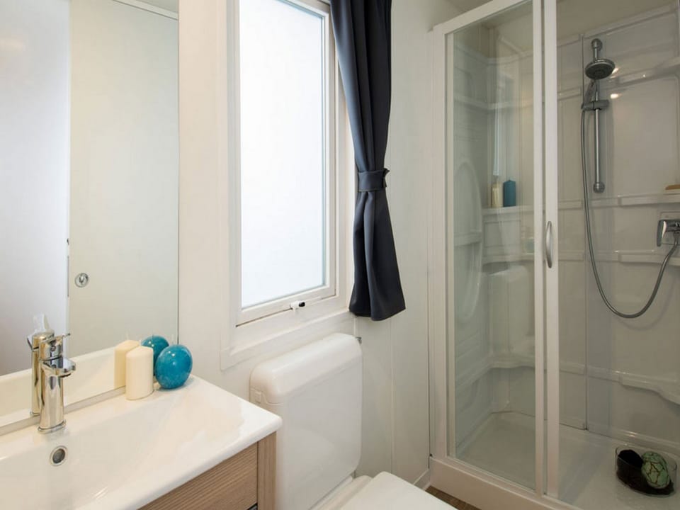 Family Bungalow, Kitchen | Bathroom | Shower, hair dryer, towels, soap