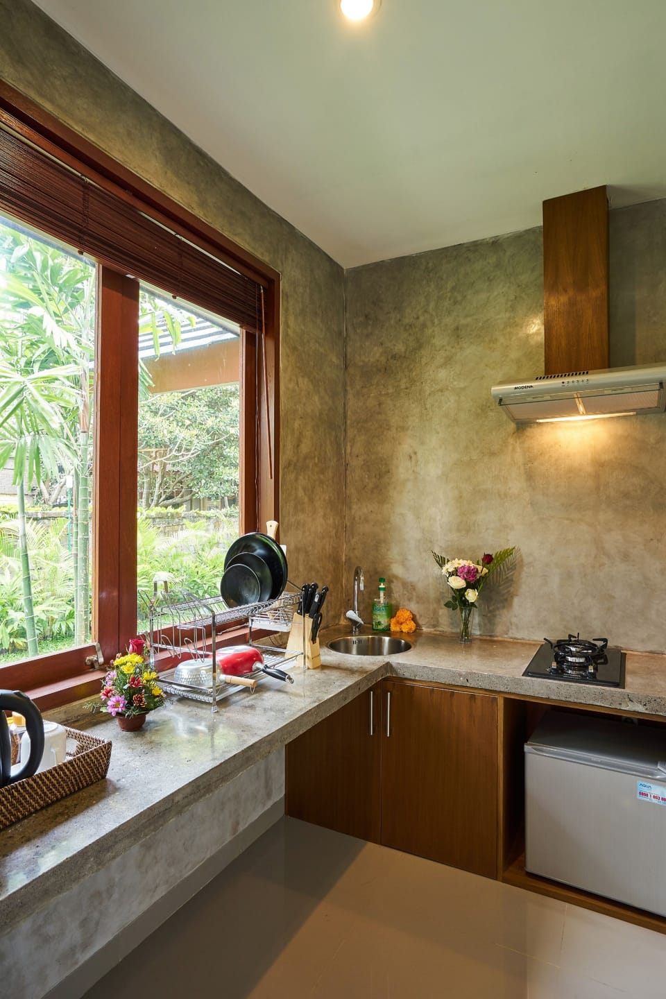 Executive Studio Suite | Private kitchenette | Coffee/tea maker, electric kettle