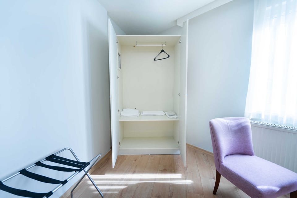 Classic Room | Laptop workspace, free WiFi, bed sheets