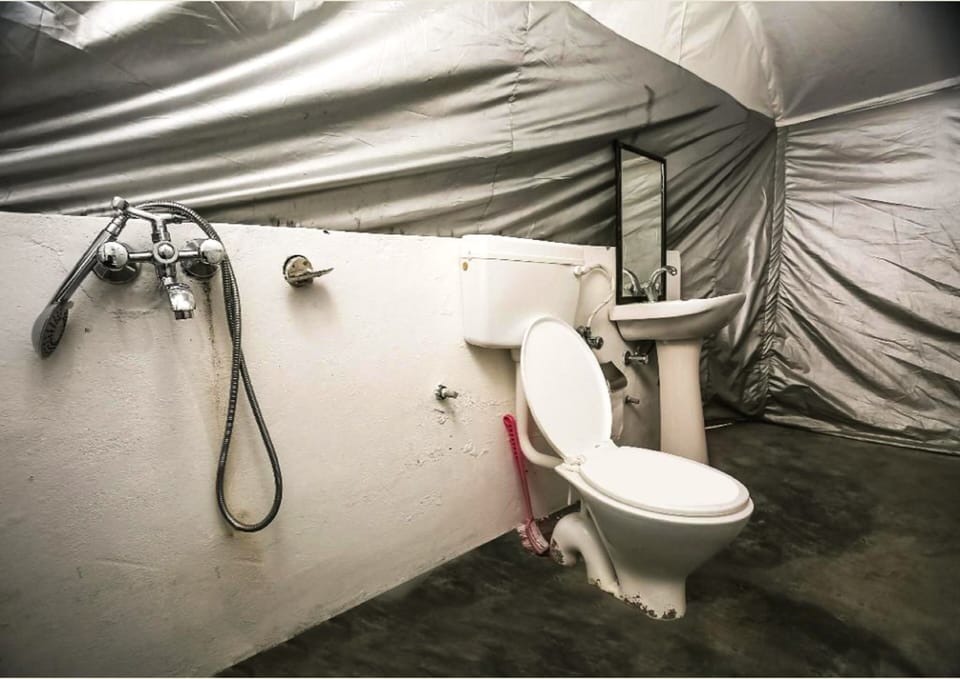 Deluxe Tent | Bathroom | Shower, free toiletries, slippers, towels