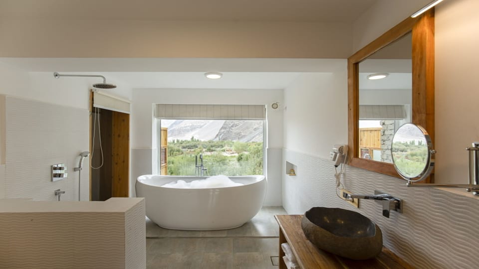 Luxury Double Room, 1 Bedroom, Mountain View, Mountainside | Bathroom | Free toiletries, hair dryer, bathrobes, slippers