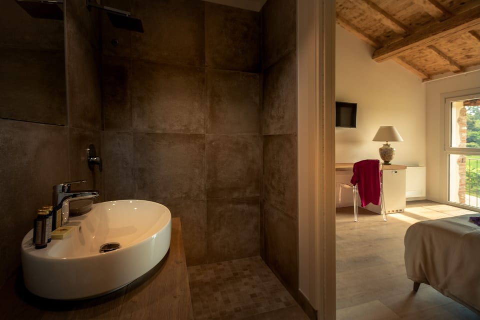 Superior Suite, Ensuite, Courtyard View | Bathroom | Shower, rainfall showerhead, free toiletries, bidet