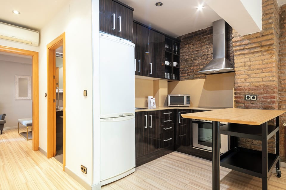 Apartment, 1 Bedroom | Private kitchen | Full-size fridge, microwave, oven, stovetop