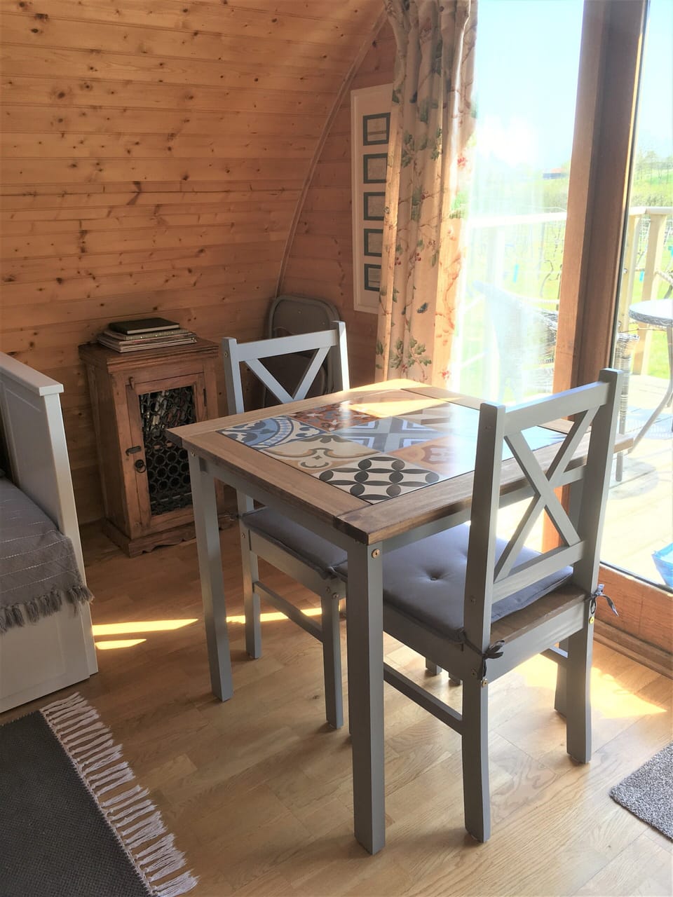 Dining area with dining table, two matching chairs and two folding chairs