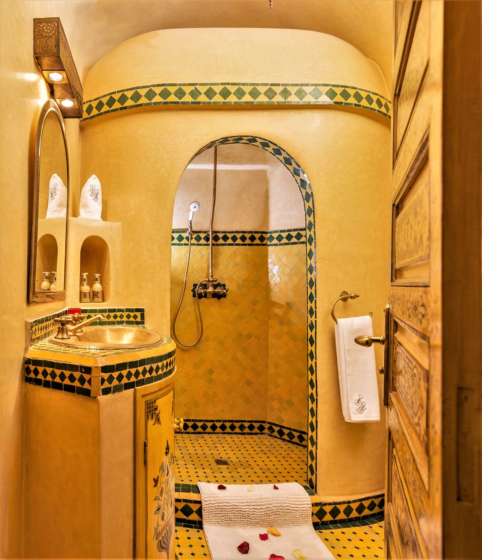Double Room (Sahrara) | Bathroom | Shower, rainfall showerhead, free toiletries, towels