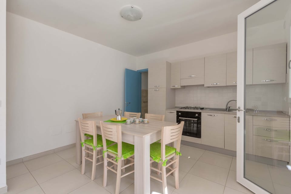 Comfort House, 2 Bedrooms | Private kitchen | Full-size fridge, oven, stovetop, cookware/dishes/utensils
